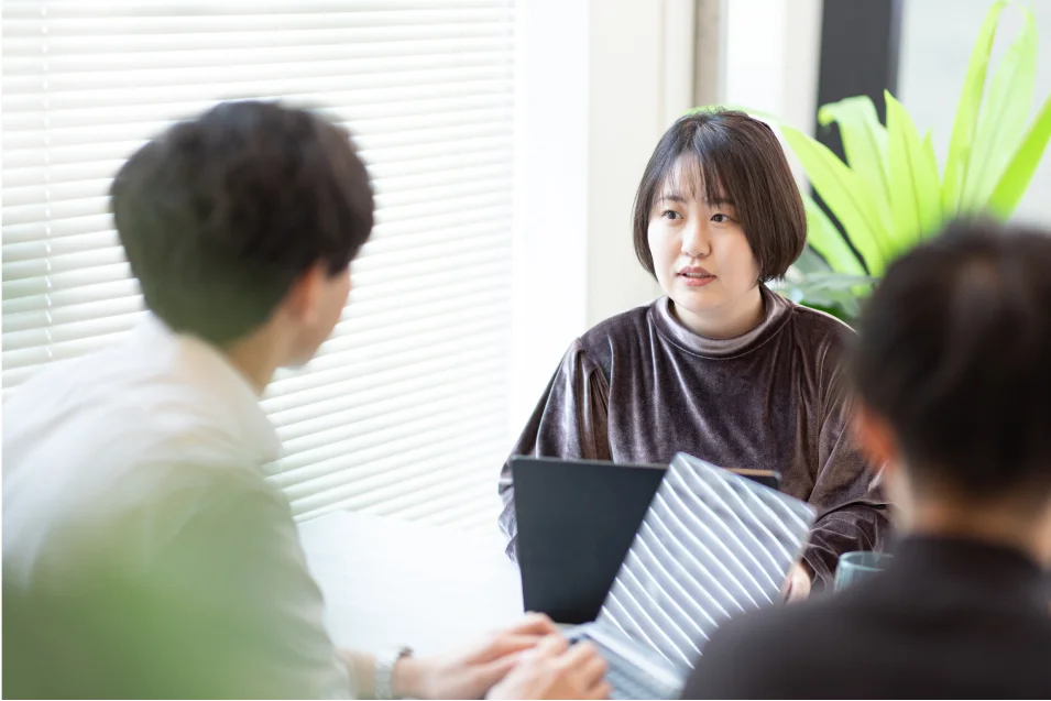 男女3人が会議する写真